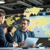 Consultant discutând cu clienți internaționali diversificați.